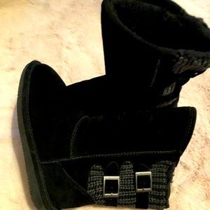 Bearpaw blacked used boots